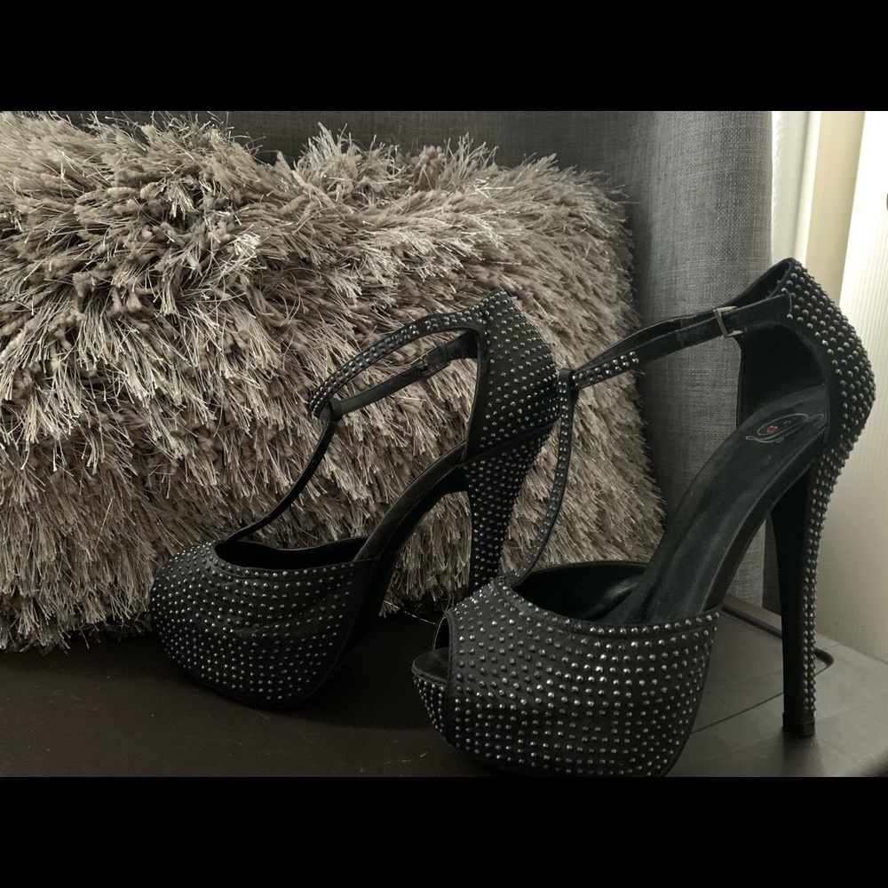 Black with silver stunning heels!